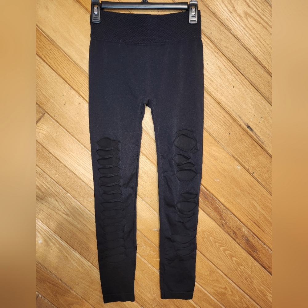 Fashion Nova solid black cut out front leggings size small/medium